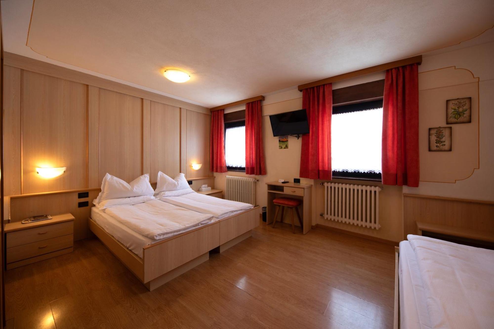 Albergo Venezia Passo Rolle Esterno foto