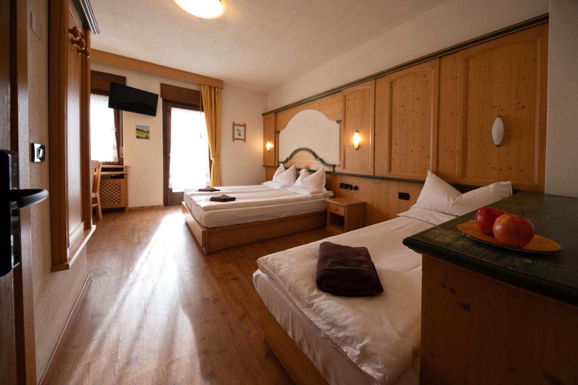 Albergo Venezia Passo Rolle Esterno foto